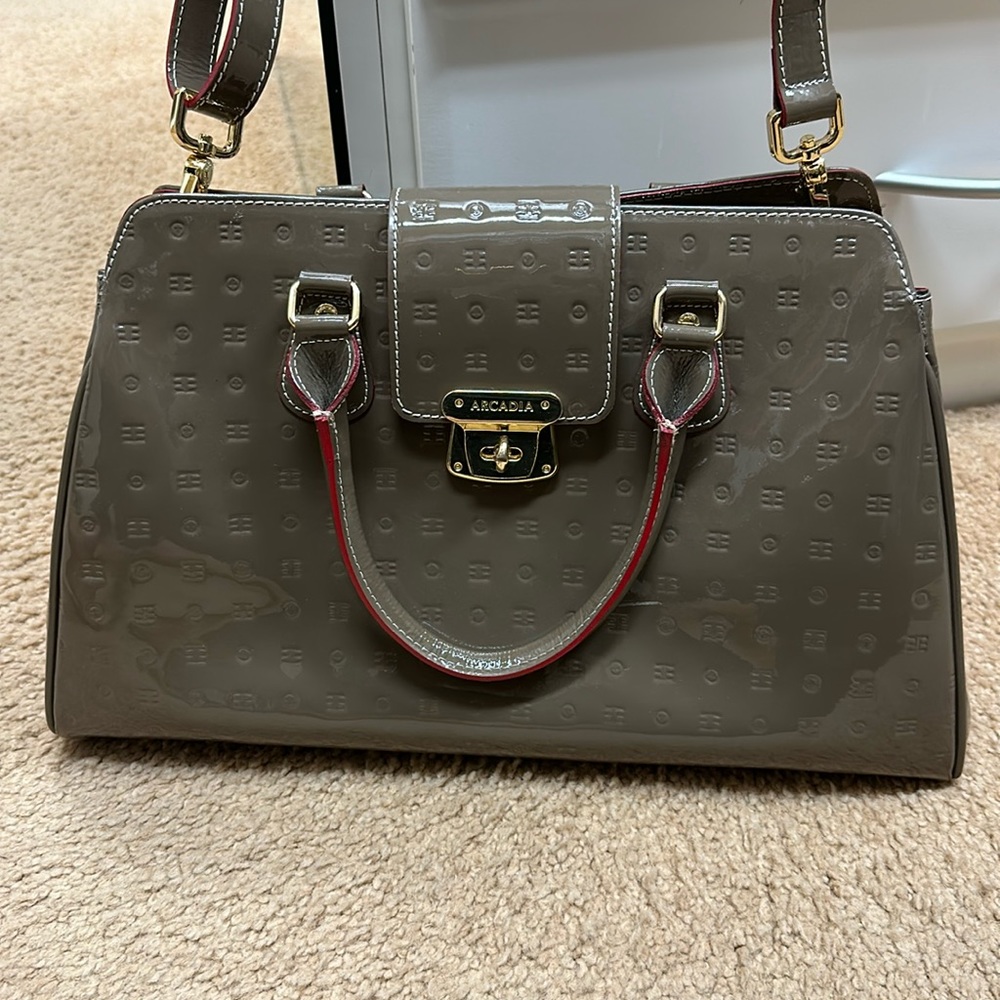 Like new Arcadia handbag that can be worn as a crossbody or at your shoulder.